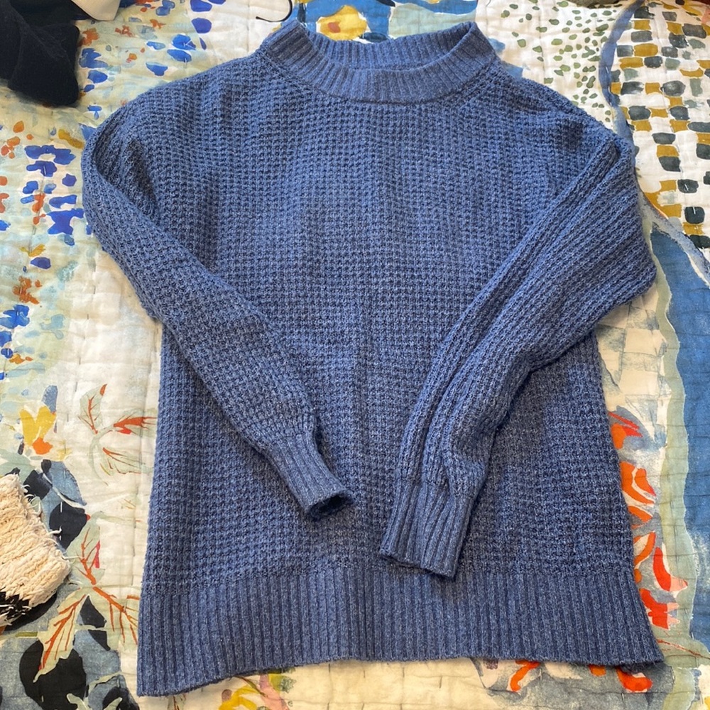 AMERICAN EAGLE blue sweater